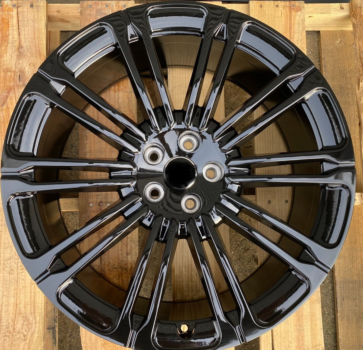 Gloss black 21-inch OE Style Wheels for Range Rover HSE Sport SVR Dynamic 2023+ showing sleek automotive rims with a glossy finish.