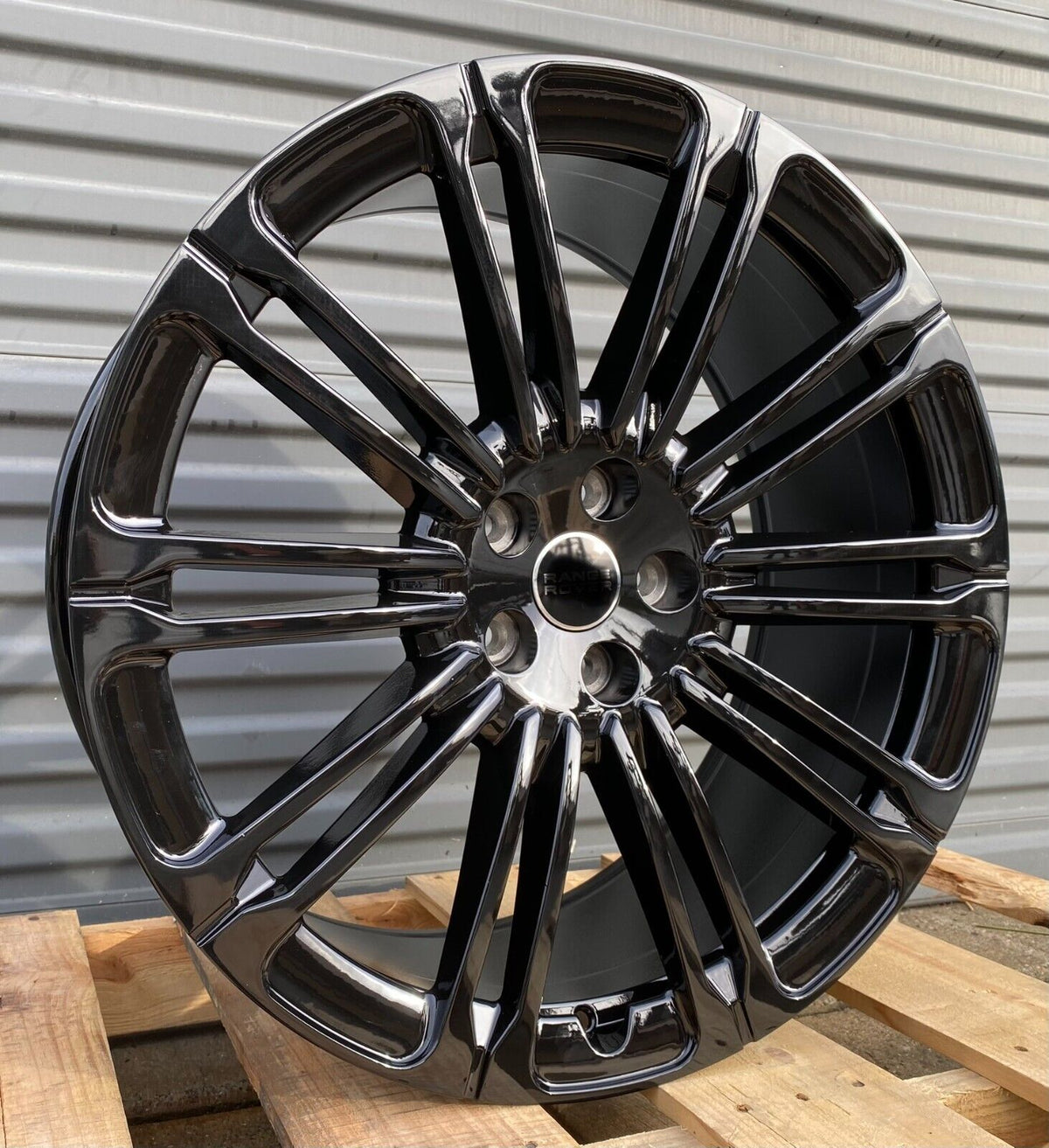 Gloss black OE Style Wheels for Range Rover HSE Sport SVR Dynamic 2023+ with 21-inch automotive rims and sleek finish.