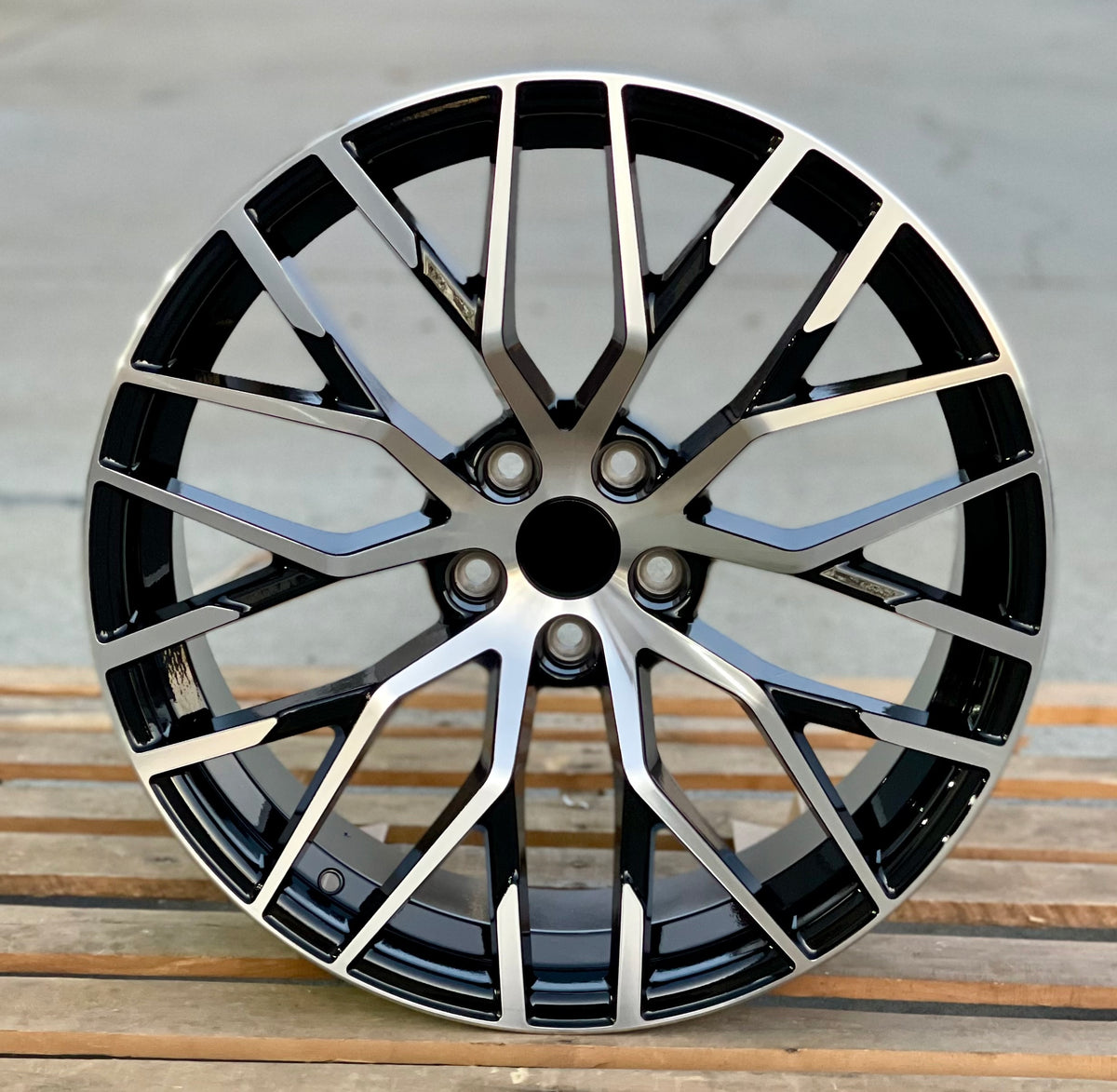 Black machined 19-inch R8 style wheels for Audi A3, S3, A4, S4, A5, S5, A6, S6, A7, S7, A8, S8, Q5, SQ5, RS5, RS7,