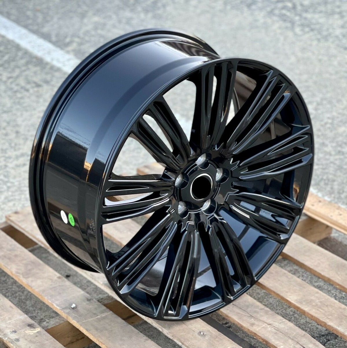22-inch OE Style Wheels in gloss black for Range Rover Defender, Discovery, LR3, LR4, HSE, Sport, SVR, and Supercharged models.