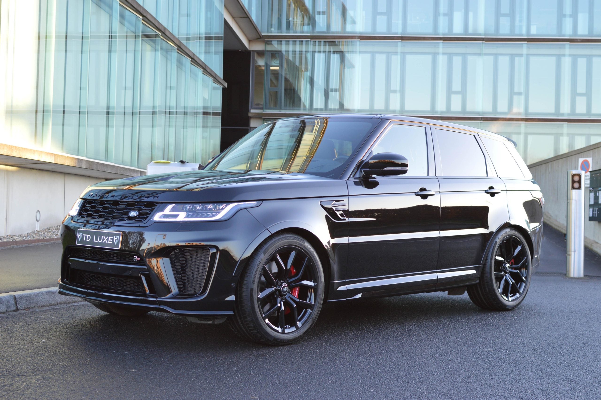 Gloss black 22-inch OE Style Wheels for Range Rover Defender, Discovery, LR3, LR4, HSE Sport, SVR, Supercharged, and Autobiography models.