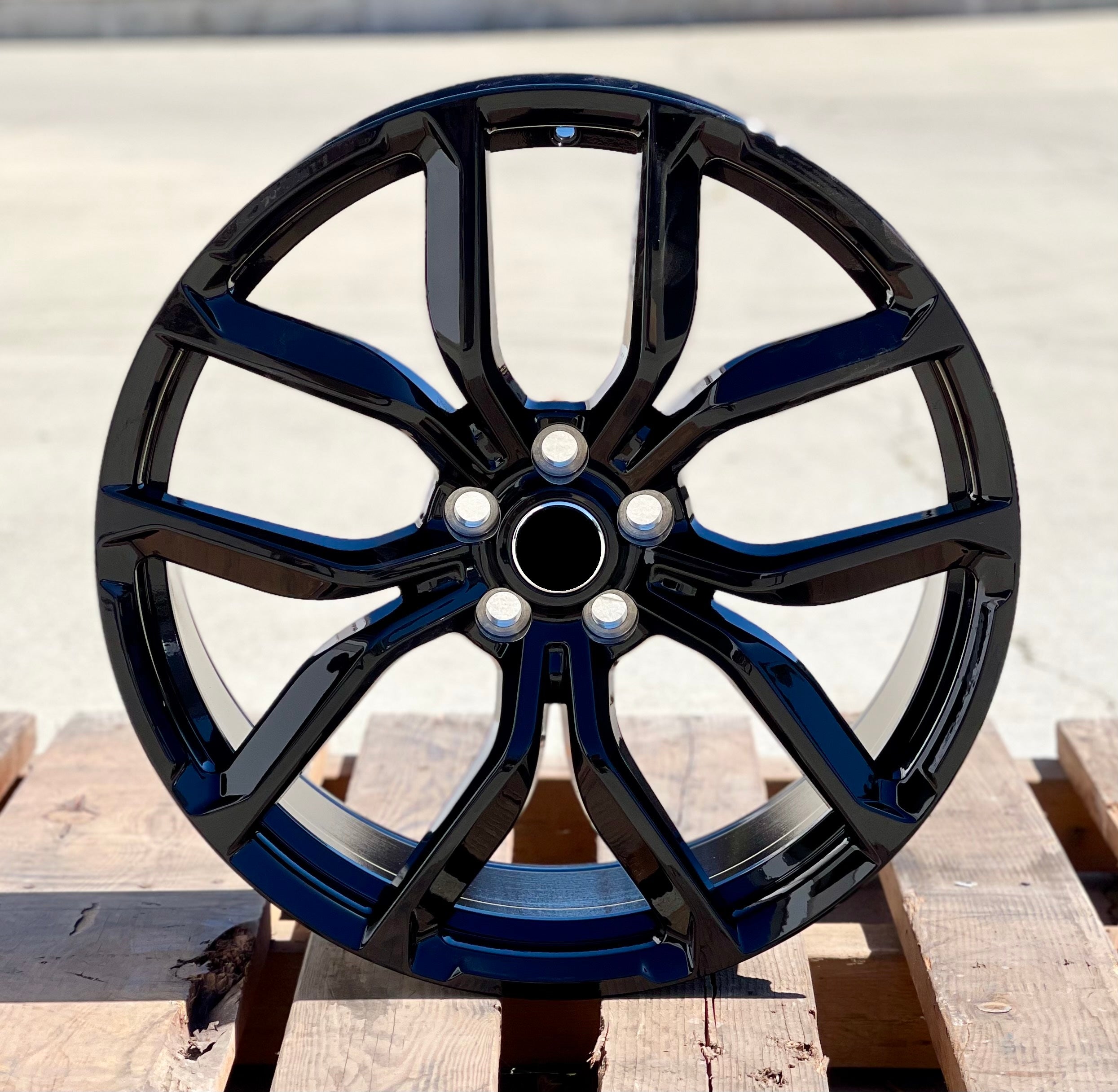 22-inch SVR Style gloss black wheels by OE Style Wheels fitted on Range Rover Evoque and Velar models.