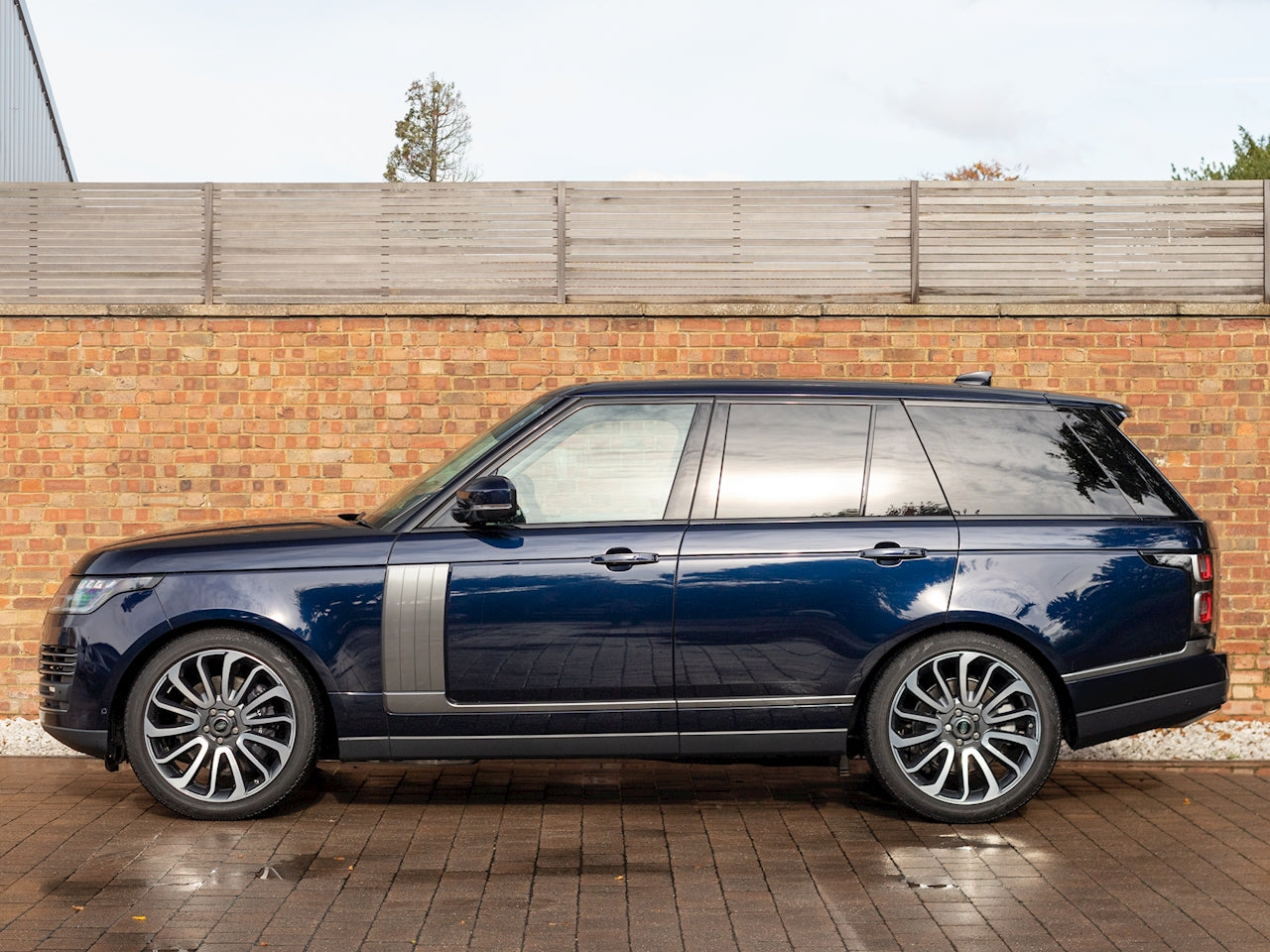 22-inch OE Style Autobiography black machined wheels on Range Rover Defender, Discovery, LR3, LR4, HSE Sport, SVR, Supercharged, Dynamic